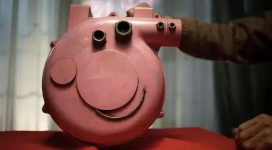 孙女接过电话：“喂，你好。就是粉色小猪那个佩奇，电视动画片里边的。”