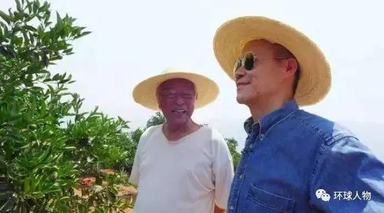  △王石（右）拜访褚时健。