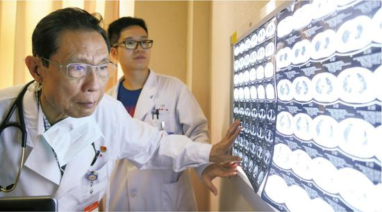 ·2018年8月2日，钟南山在广州医科大学附属第医院的诊室内查看X光片。
