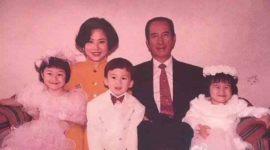 ▲ 何鸿燊与三太陈婉珍及其子女