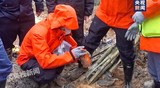3月23日下午，中国民航局专家和武警官兵找到第一部“黑匣子”。&nbsp; 央视新闻 图
