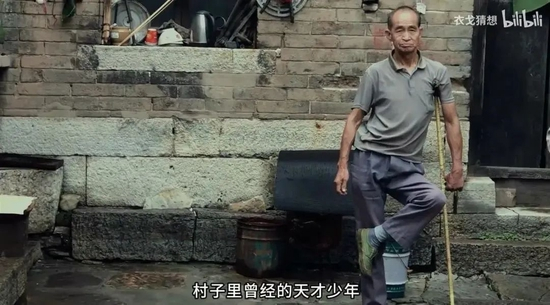 　落下残疾前，二舅也是村子里的天才少年