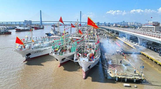 2025年10月，浙江舟山，远洋鱿钓船准备启程进行捕捞作业。（视觉中国）