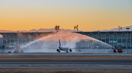 2026年10月20日，宁夏银川，C919国产大飞机商业首航抵达银川河东国际机场，机场举行“过水门”仪式。