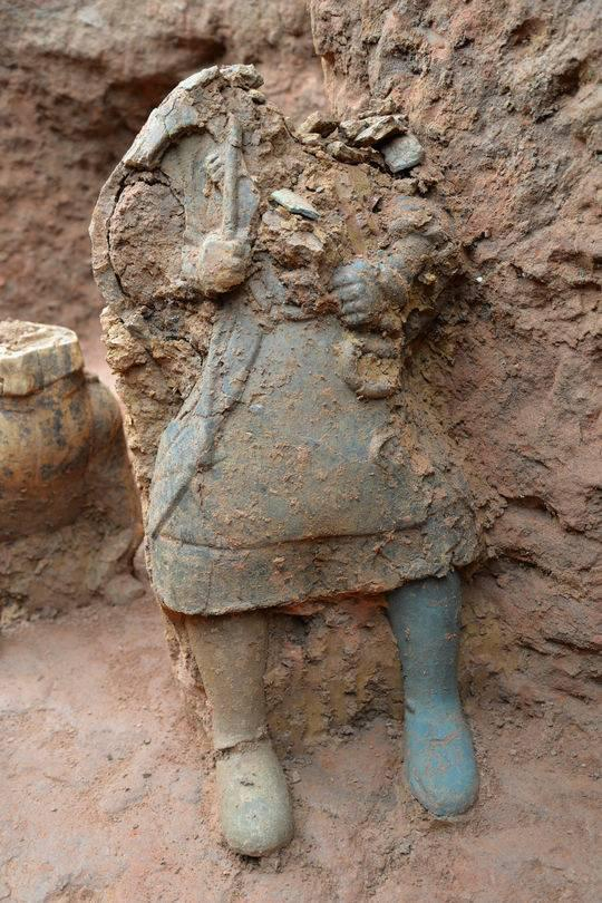 五根松M94主室前部操蛇方相氏俑