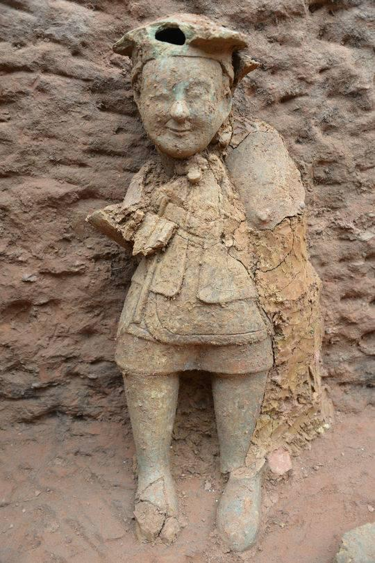 五根松M94主室前部彩绘持盾俑