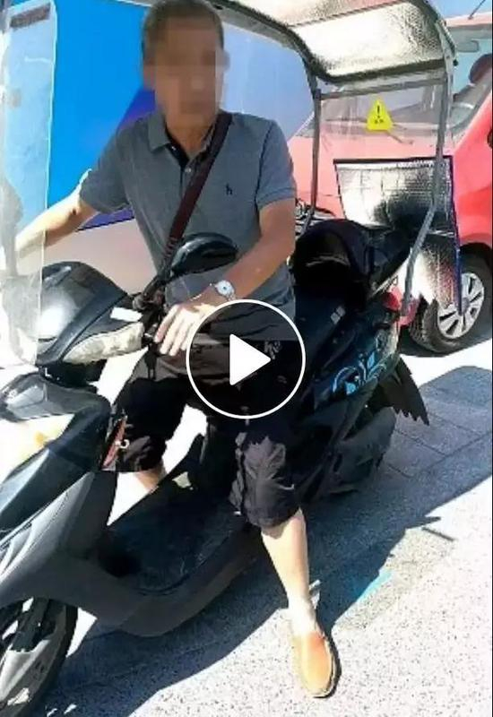 ▲指证滕先生撞人的路人。我说：大哥，你能不能长点眼力劲？