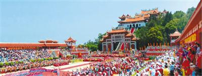 海峡论坛·妈祖文化活动周开幕式上，包括台湾岛内妈祖宫庙代表在内的逾万名两岸信众齐拜妈祖。高亚成摄