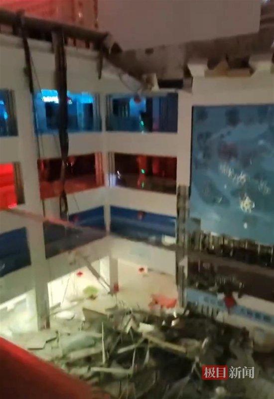 江苏一医院门诊大厅顶棚大面积垮塌，应急局：是玻璃防雨棚，无人员伤亡