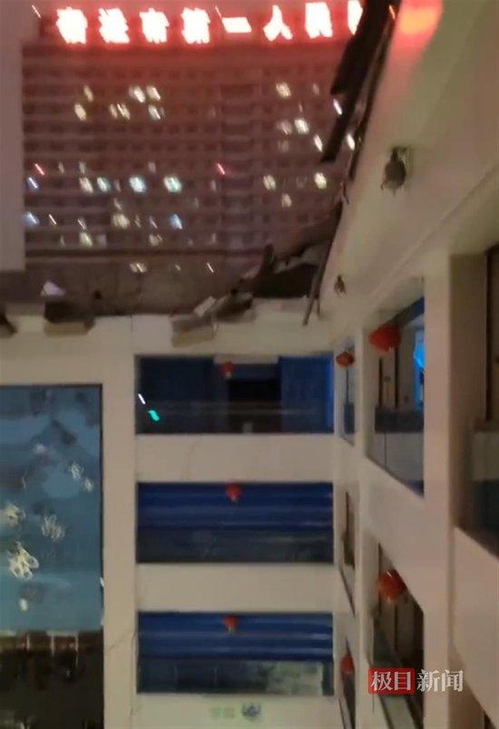江苏一医院门诊大厅顶棚大面积垮塌，应急局：是玻璃防雨棚，无人员伤亡
