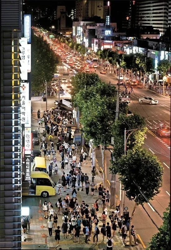 ·大峙洞街头随处可见背着书包的学生。