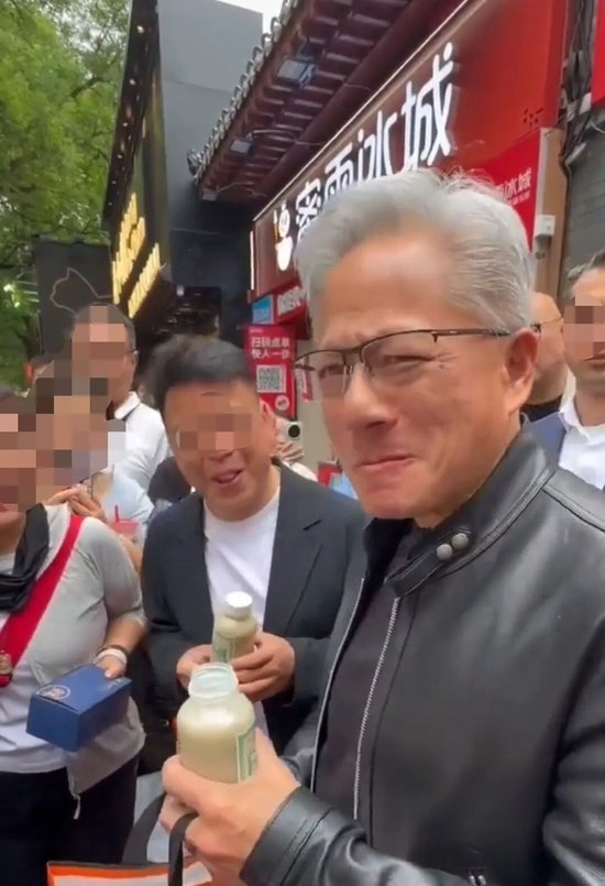  一大口豆汁让黄仁勋喝出了表情包（来源：网络）