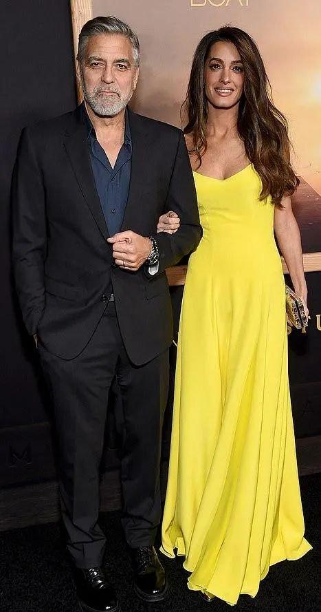  乔治·克鲁尼带着律师老婆阿迈勒惊艳亮相自己的新片《船上的男孩》在洛杉矶的首映礼