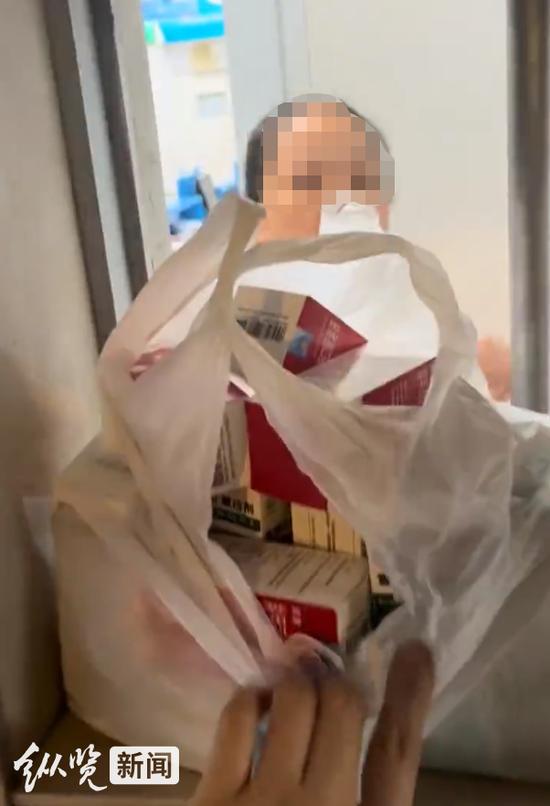  女子反映孩子感冒药店开了800多元的药品（视频截图）