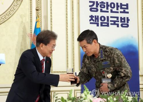 文在寅与韩国防长郑景斗（韩联社）