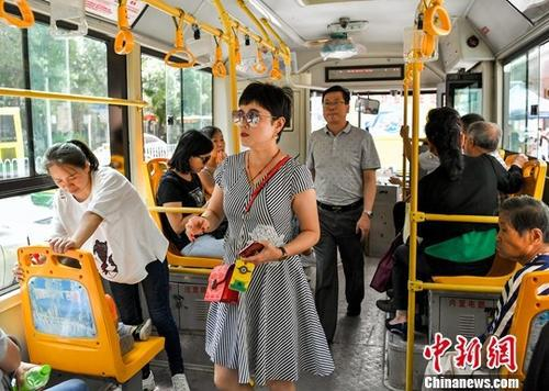 7月5日，新疆乌鲁木齐，民众乘坐907路公共汽车出行。中新社记者 刘新 摄