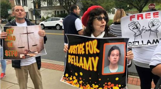 ▲赵云松的支持者们在法庭外，要求还Bellamy（赵云松英文名）一个公道。图据当地媒体WSLS