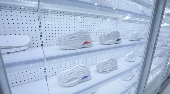  （图为爱海鞋材展示的鞋底式样）