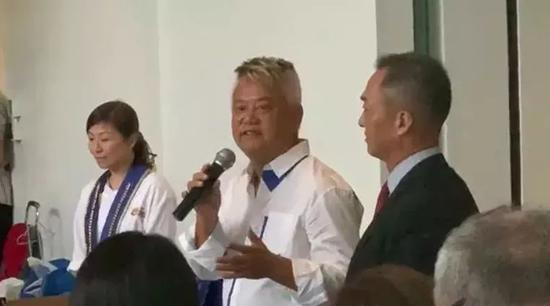 陈百祥（中）到香港警察总部慰问警察。