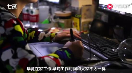 一名正在用数位板画画的漫画师&nbsp; 图源：澎湃新闻 下同