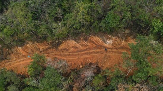 2020年1月1日的航拍图显示，施工便道穿林而过且远离河道，不符合环评要求，且对林地树木造成严重破坏。 受访者供图