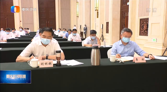 胡明朗（左）截图来源：重庆卫视