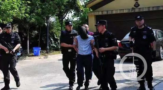 ▲公安机关抓捕杨顺昌（戴头套者）现场。图片来源/绵阳市公安局