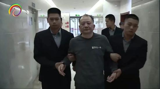 2019年，许雷（中）放弃侥幸心理，主动投案。