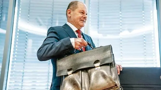  ·朔尔茨的公文包。