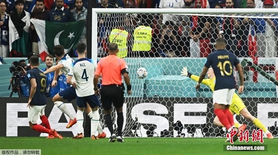 　图为吉鲁头球破门瞬间