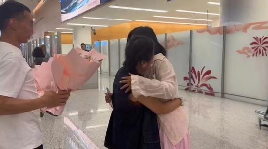 回到成都，芝士和母亲在机场相拥而泣 受访者供图
