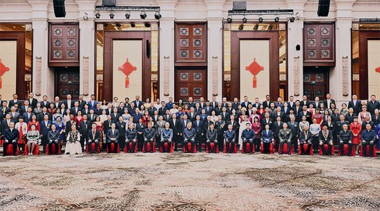 2025年9月23日下午，中共中央总书记、国家主席、中央军委主席习近平在乌鲁木齐亲切接见新疆各族各界代表，并同大家合影留念。新华社记者 燕雁/摄