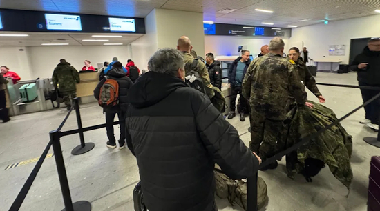 德國軍事人員被拍到出現在機場。圖源：德媒