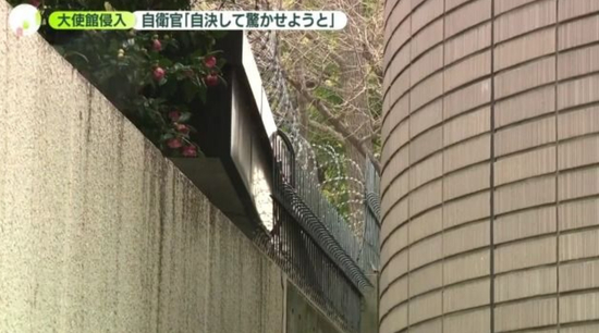 ▲村田从大使馆建筑背面死角进入