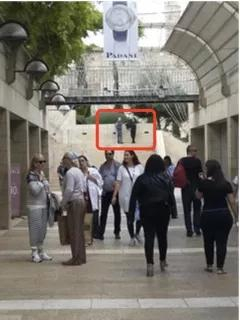 西耶路撒冷主要商业街楼梯上的军警