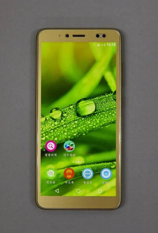 　　（图说：朝鲜产高级智能手机“平壤2423”，外观与2014年上市的三星Galaxy S4相似，内搭载Android 8.0操作系统&nbsp;图源：东亚日报）