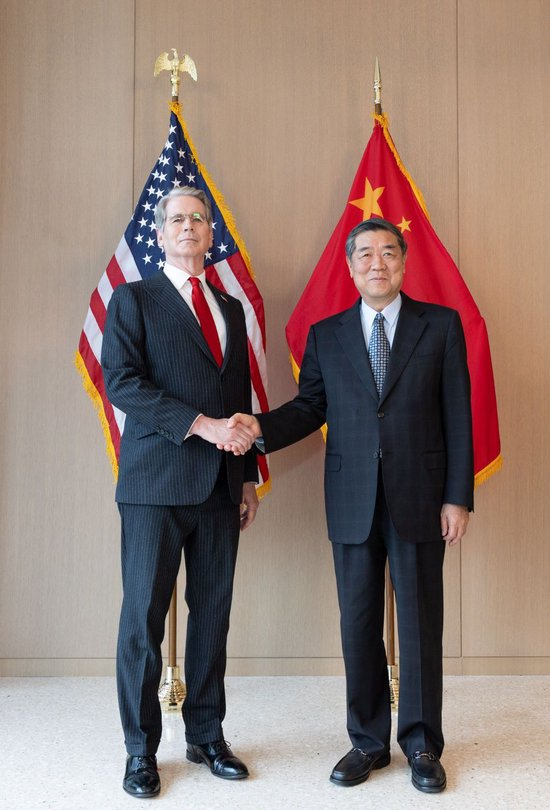 当地时间9月20日上午，中美两国经贸团队在美国纽约开始举行中美经贸磋商。这是9月20日磋商前，中共中央政治局委员、国务院副总理何立峰与美国财政部长贝森特握手。新华社记者 白雪骐 摄