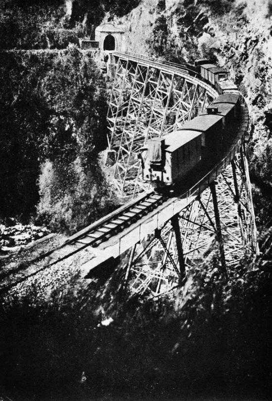  （图为窄轨的滇越铁路，其在抗战前期曾发挥重要作用）