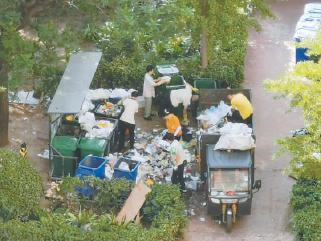 清运垃圾时混装混运。