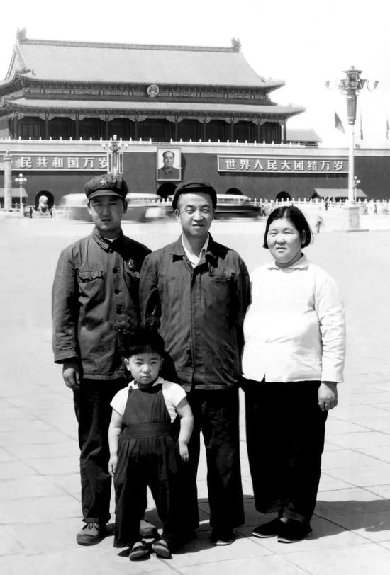 王进喜难得与家人在一起。1970年7月，夫人王兰英及长子王月平、小女儿王月琴来北京看望住院治疗的王进喜时合影。这也是王进喜一生中唯一一次和爱人、孩子上街游玩。|&nbsp;大庆油田党委宣传部供图