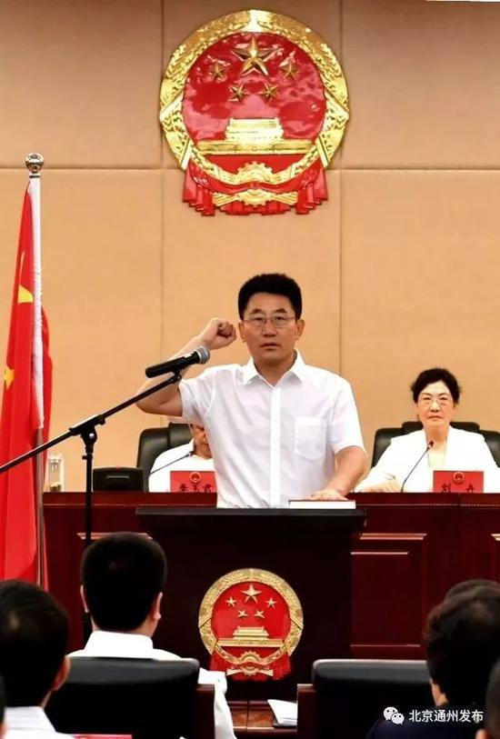 副区长刘贵明进行宪法宣誓。
