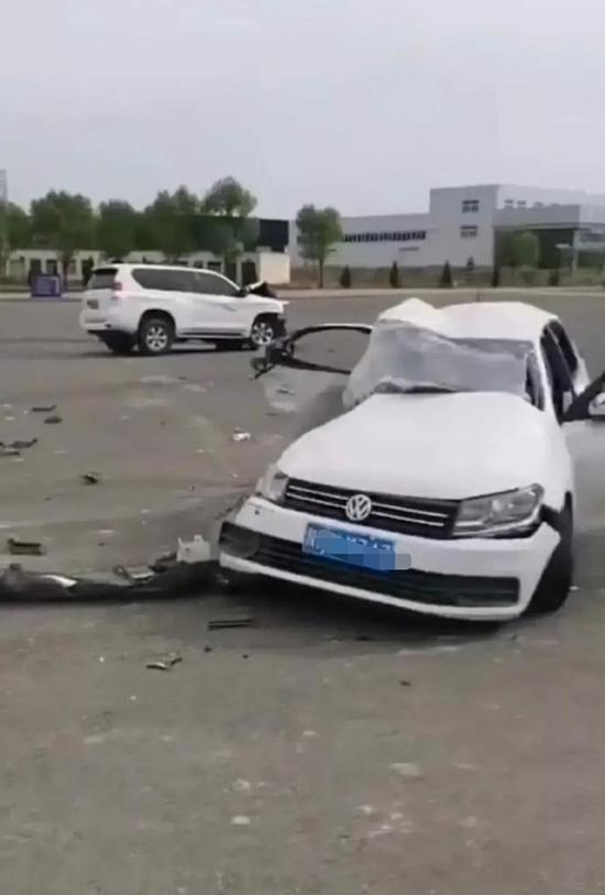 前方为白色轿车，后方为越野车。