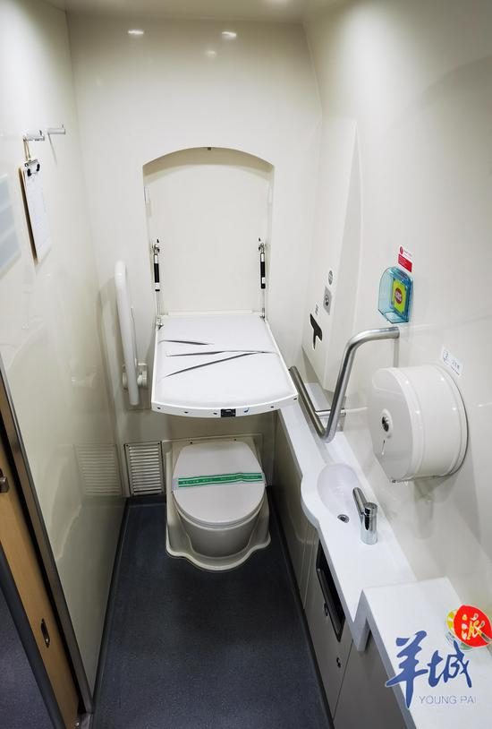 车厢内部的母婴室（无障碍卫生间）附带婴儿护理台