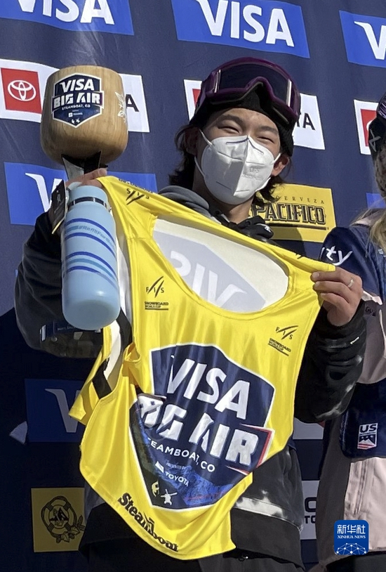 　　这是2021年12月4日，在2021-2022赛季单板滑雪大跳台世界杯美国斯廷博特站男子组颁奖仪式上，中国选手苏翊鸣庆祝夺冠。新华社发（李扬 摄）