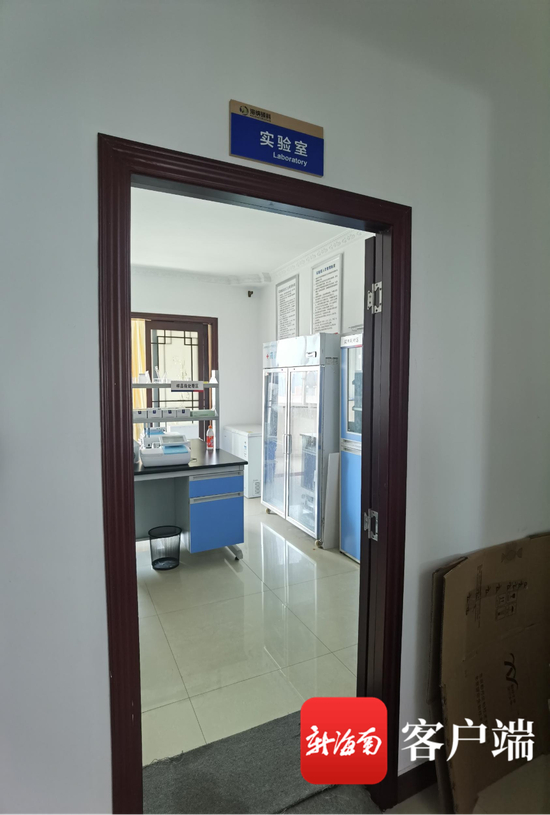 　　海口龙昆南路某广场2单元1901室，其中一间实验室门口上方标有“海纳硕科”字样，实验室内两名男子称实验室就是海南海纳硕科的。记者姜飞摄