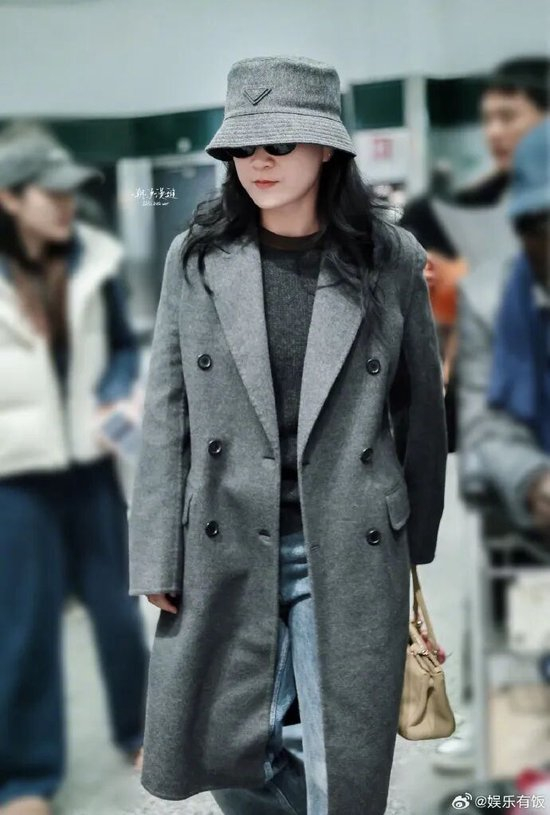 贾玲米兰男装周造型