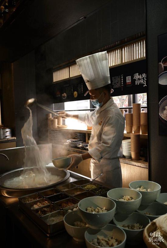 △大唐不夜城步行街多家店面恢复营业，特色美食色泽诱人。（总台央视记者王哈男拍摄）