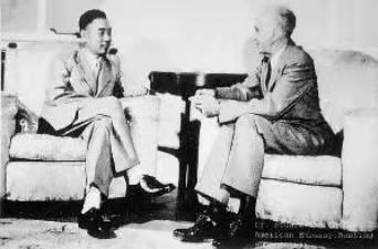 （图：重庆谈判期间的周恩来与司徒雷登。）