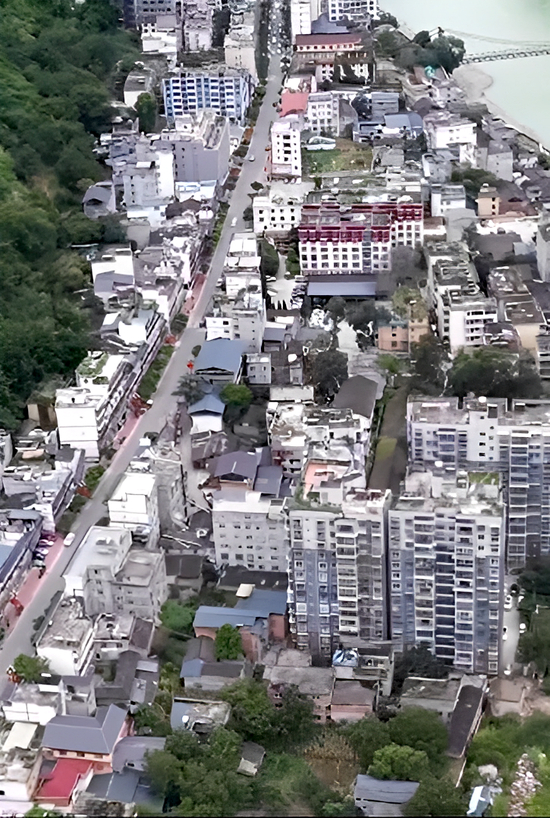 9月5日15时许，泸定县城车辆有序通行。川观新闻 图