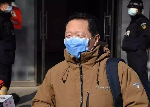 　　1月30日，曾患新型冠状病毒感染的肺炎的北京大学第一医院呼吸和危重症医学科主任王广发在北京地坛医院治愈出院。他是北京市第5名治愈出院的新型冠状病毒感染的肺炎患者。新华社发（任超 摄）